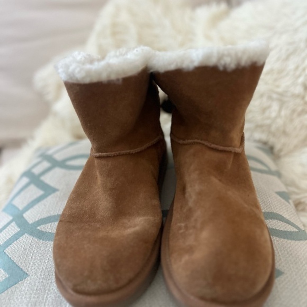 Koolaburra by UGG boots in a brown/chestnut suede material